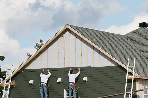 Professional Vinyl Siding technician working in South Elgin, IL